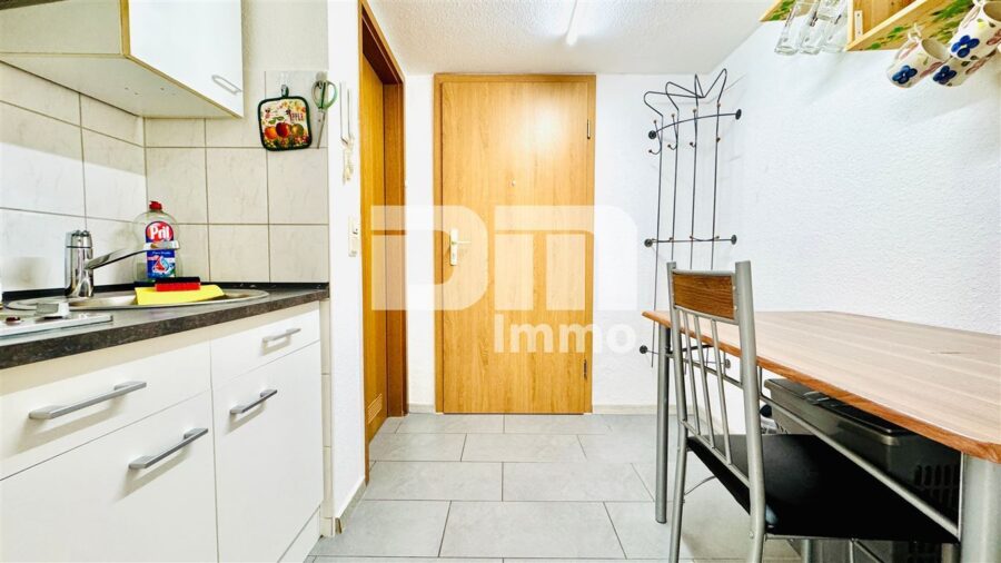 Kompaktes Apartment BJ 1991 im Souterrain in ruhiger Wohnanlage - Flur / Küche / Pantry Küche